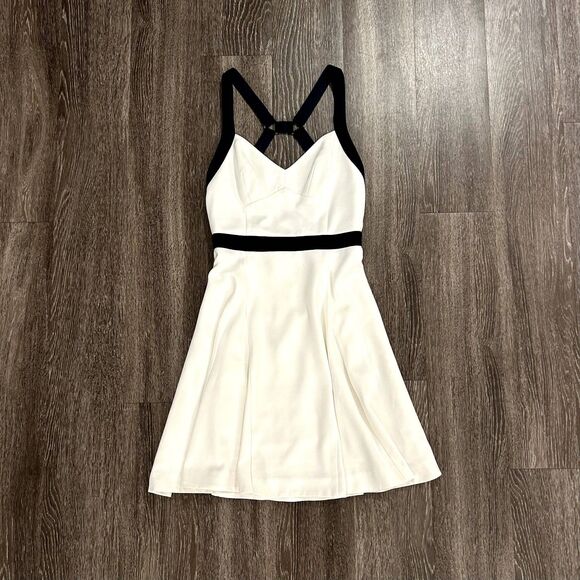 EUC Trina Turk Lilette Dress Size 4 White Fit & Flare Navy Trim Open Back - Picture 2 of 12